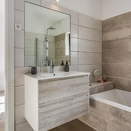 Appartement Sunny Duplex W/ Pool & Balcony By Lovelystay