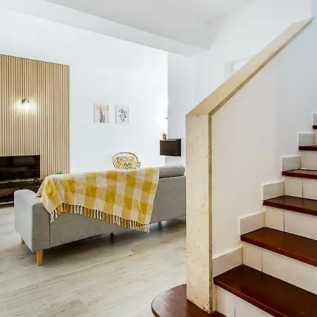 Sunny Duplex W/ Pool & Balcony By Lovelystay *