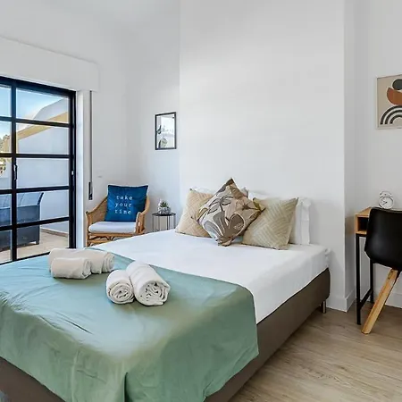 Sunny Duplex W/ Pool & Balcony By Lovelystay Apartman