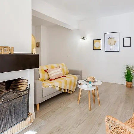 Apartman Sunny Duplex W/ Pool & Balcony By Lovelystay *