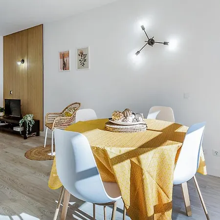 Apartman Sunny Duplex W/ Pool & Balcony By Lovelystay